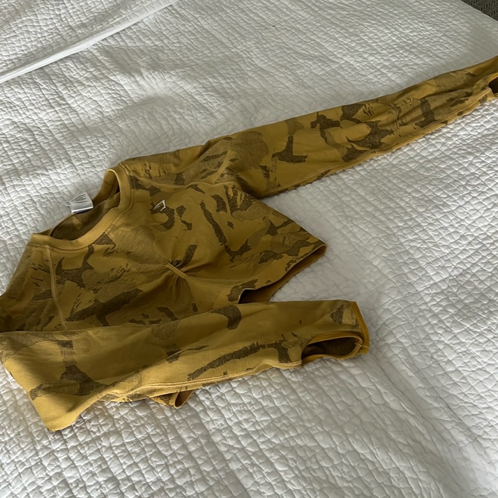 Gym shark cropped medium long sleeve shirt like new